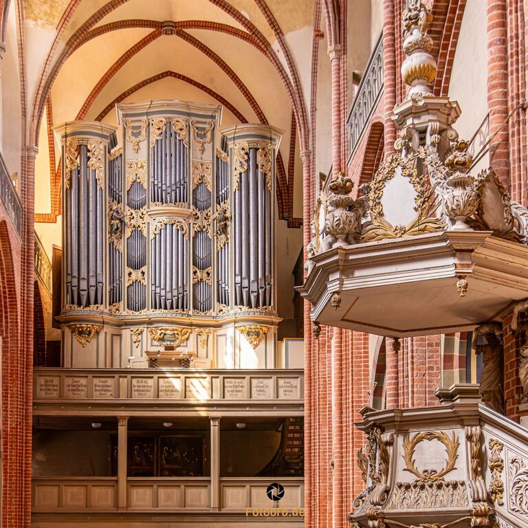 Historische Kirche mit Orgel und Kanzel
