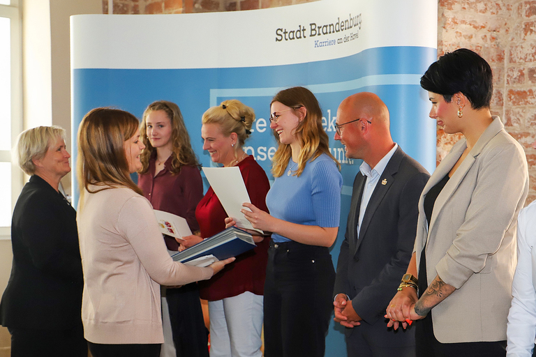 rau Fischer und Frau Vogel bei der Übergabe der Ausbildungsverträge. © Stadt Brandenburg an der Havel / René Paul-Peters
