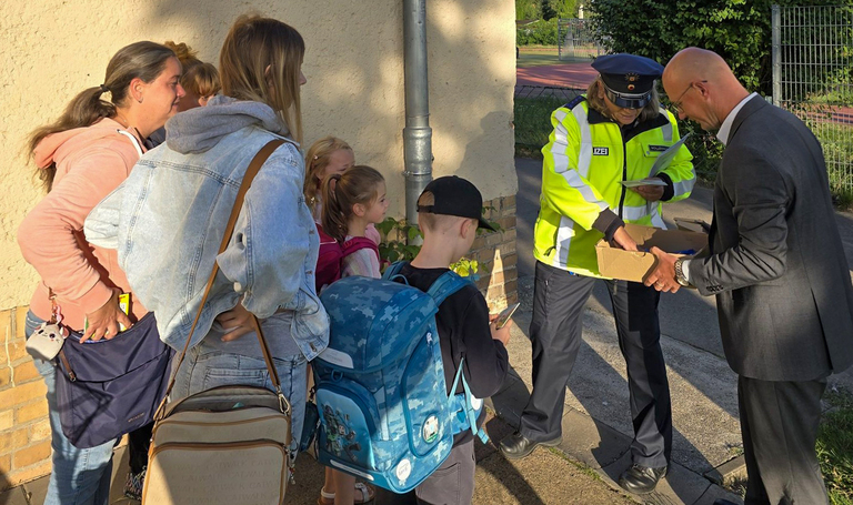 Daniel Keip verteilte mit Karina Mollenhauer von der Polizei kleine Geschenke – zur Sicherheit! © Stadt Brandenburg an der Havel / Th. Messerschmidt