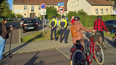 Polizei und Ordnungsamt waren präsent, um für Sicherheit auf Schulwegen zu sensibilisieren. © Stadt Brandenburg an der Havel / Th. Messerschmidt