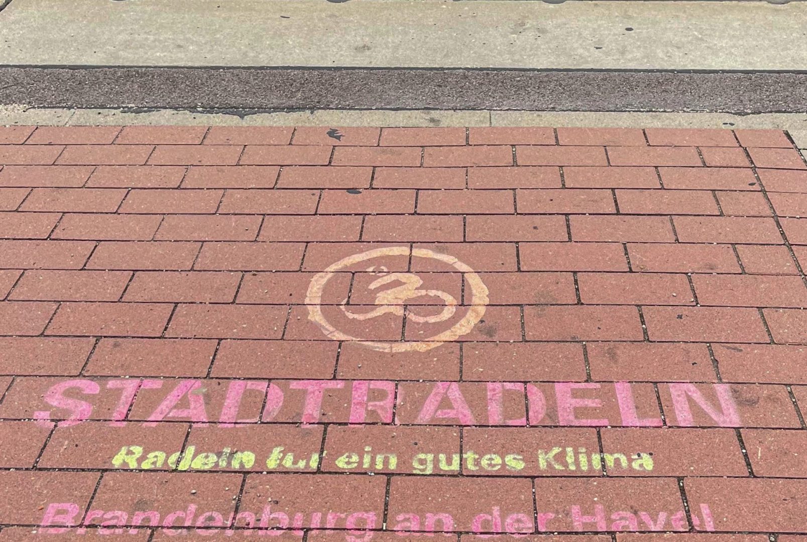 Aufrufe zum Stadtradeln sind im Stadtgebiet wie hier in der August-Bebel-Straße auf Radwegen gesprüht. © Stadt Brandenburg an der Havel / René Paul-Peters