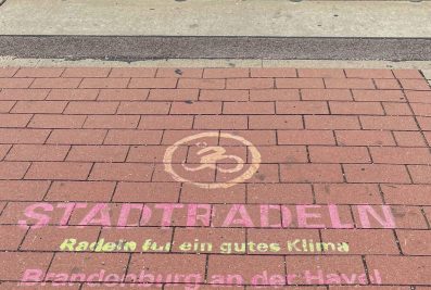 Aufrufe zum Stadtradeln sind im Stadtgebiet wie hier in der August-Bebel-Straße auf Radwegen gesprüht. © Stadt Brandenburg an der Havel / René Paul-Peters