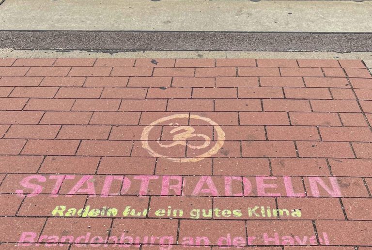 Aufrufe zum Stadtradeln sind im Stadtgebiet wie hier in der August-Bebel-Straße auf Radwegen gesprüht. © Stadt Brandenburg an der Havel / René Paul-Peters