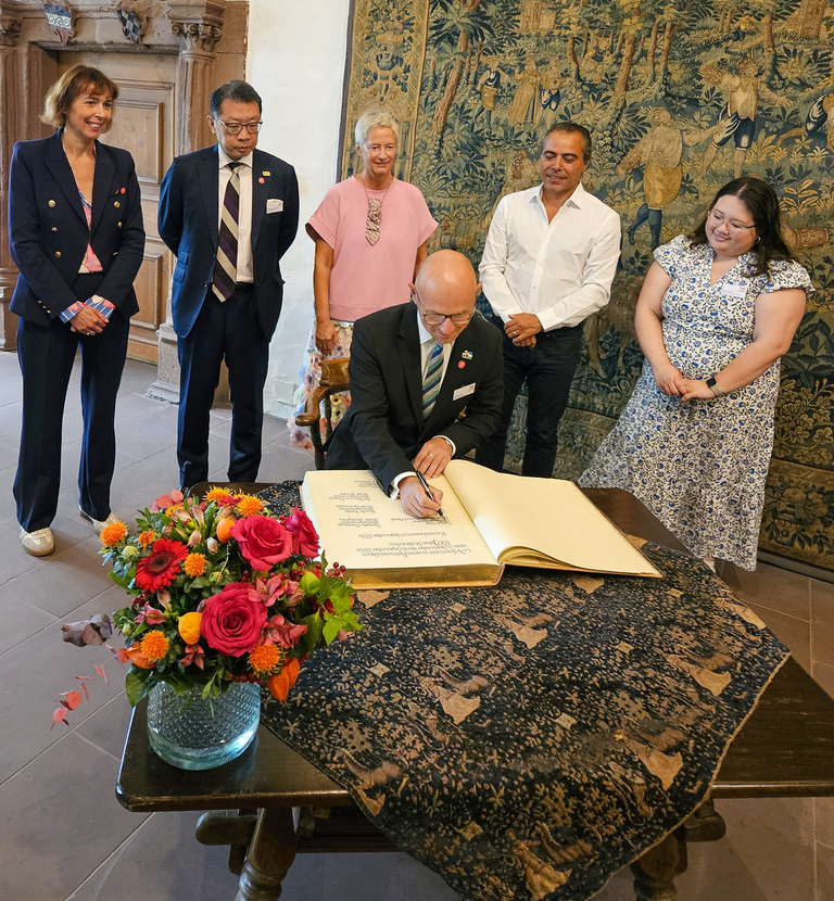 Eintragung ins Goldene Buch der Stadt Kaiserslautern. © Stadt Kaiserslautern