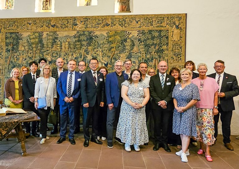 Gruppenbild der Delegationen in Kaiserslautern mit Oberbürgermeisterin Beate Kimmel (2. von rechts).© Stadt Kaiserslautern
