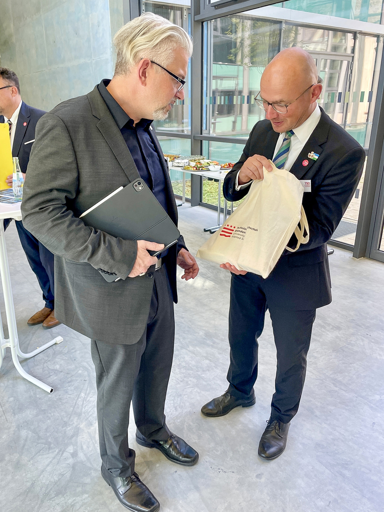 Übergabe eines Informationspakets der THB an Prof. Dr. Peter Starke der Hochschule Kaiserslautern. © Stadt Brandenburg an der Havel