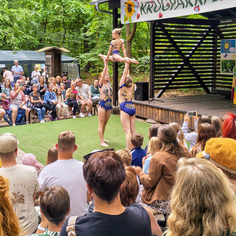 Akrobaten des Borussia Brandenburg e. V. auf der Waldbühne. © privat - Stadt Brandenburg