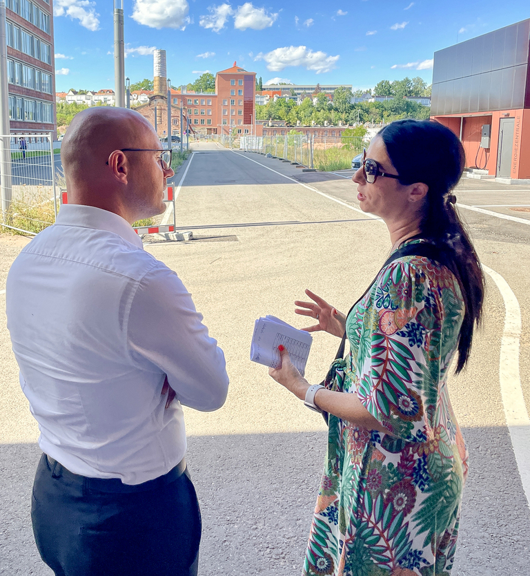 Oberbürgermeister Daniel Keip mit der Kaiserslauterner Beigeordneten Anja Pfeiffer auf dem ehm. Pfaff-Gelände.