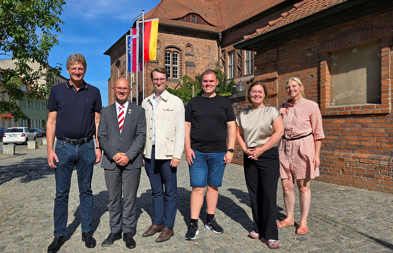 Vor dem Rathaus (von links): Jesper Würzen, Daniel Keip, Johan Müller, Simon Knudstrup, Elisabeth Gadegaard Wolstrup, Susanna Rafn. © UKB / Stadt Brandenburg an der Havel / Vanessa Vollenschier