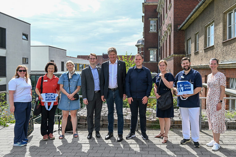 Gruppenbild vor dem Universitätsklinikum Brandenburg mit Beigeordneter Alexandra Adel (rechts). © UKB / Stadt Brandenburg an der Havel / Vanessa Vollenschier