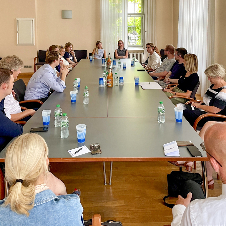Am runden Tisch mit Auszubildenden und Studierenden der Stadtverwaltung © UKB / Stadt Brandenburg an der Havel / Vanessa Vollenschier