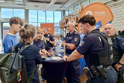 Beratung am Stand der Polizei Brandenburg. © Stadt Brandenburg an der Havel