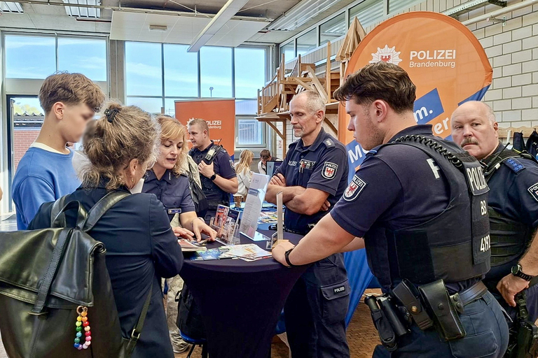 Beratung am Stand der Polizei Brandenburg. © Stadt Brandenburg an der Havel