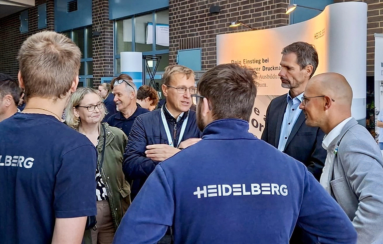 Oberbürgermeister Daniel Keip besuchte die meisten Aussteller beim Berufemarkt Westbrandenburg persönlich. © Stadt Brandenburg an der Havel