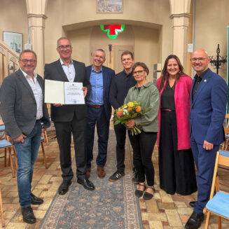 Gruppenbild nach der Preisverleihung (von rechts): Im Beisein von Oberbürgermeister Daniel Keip, Wissenschaftsministerin Dr. Manja Schüle, Katrin Witt (Sachgebietsleiterin Denkmalschutz Stadt Brandenburg an der Havel) und Landeskonservator Prof. Thomas Drachenberg nahmen die Mitglieder des Unabhängigen Bürgervereins Plaue e.V. Udo Geiseler (Ortsvorsteher), Johannes Braun und Hartmut Logemann (Sprecher der Bürgerinitiative Alte Plauer Brücke) den Denkmalpflegepreis des Landes entgegen. © BLDAM