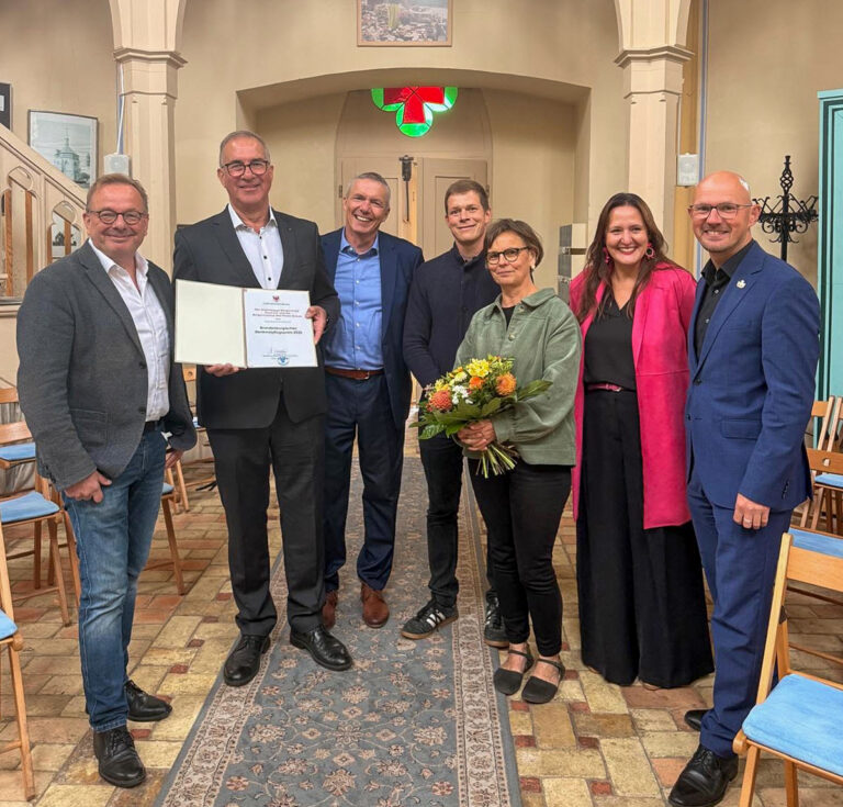 Gruppenbild nach der Preisverleihung (von rechts): Im Beisein von Oberbürgermeister Daniel Keip, Wissenschaftsministerin Dr. Manja Schüle, Katrin Witt (Sachgebietsleiterin Denkmalschutz Stadt Brandenburg an der Havel) und Landeskonservator Prof. Thomas Drachenberg nahmen die Mitglieder des Unabhängigen Bürgervereins Plaue e.V. Udo Geiseler (Ortsvorsteher), Johannes Braun und Hartmut Logemann (Sprecher der Bürgerinitiative Alte Plauer Brücke) den Denkmalpflegepreis des Landes entgegen. © BLDAM