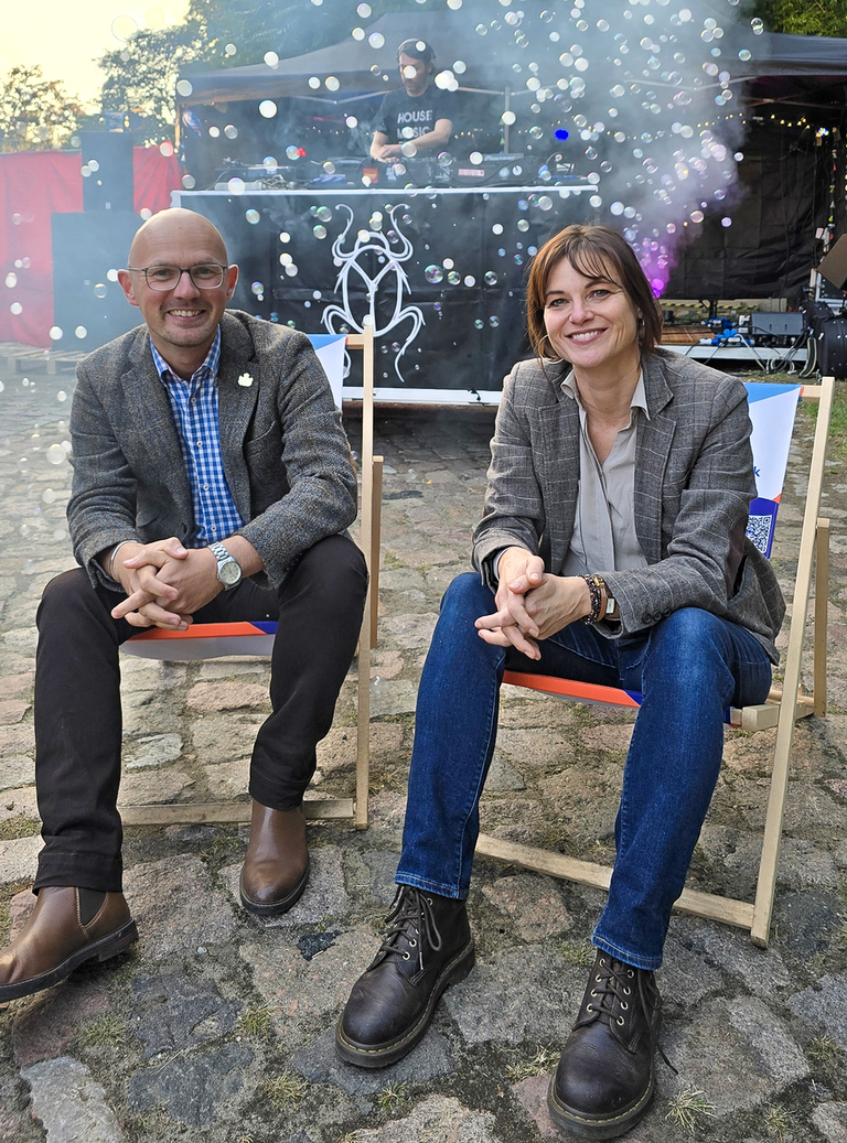 Oberbürgermeister Daniel Keip und Stephanie Knitter beim Finale des Havelsommers. © Stadt Brandenburg an der Havel / Th. Messerschmidt