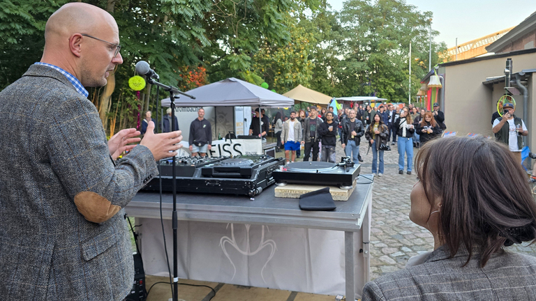 Zusammen hießen sie die frühen Gäste bei „Echo der Maschinen“ willkommen und ließen den Havelsommer kurz Revue passieren. © Stadt Brandenburg an der Havel / Th. Messerschmidt