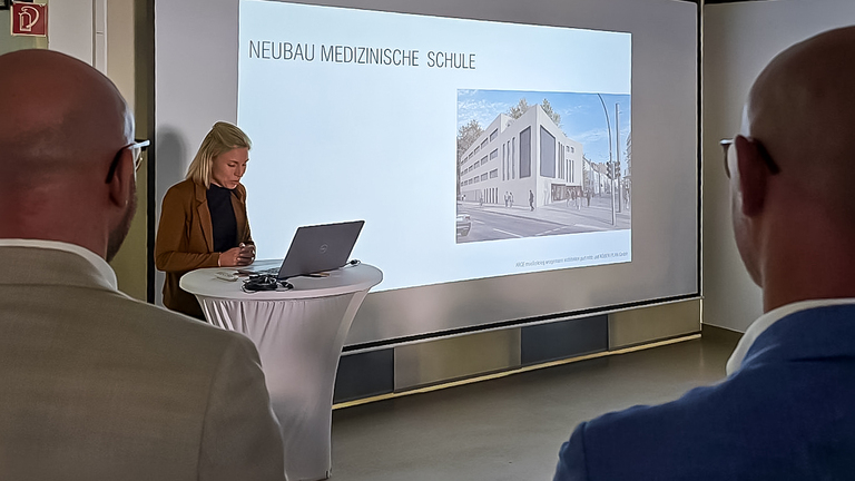 Architektin Susanne Müller stellte die Baupläne vor und visualisierte die Medizinische Schule. © Stadt Brandenburg an der Havel / Th. Messerschmidt