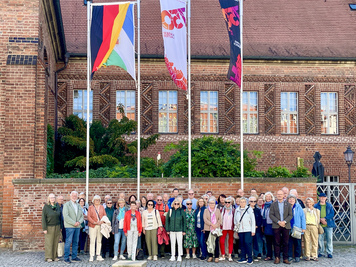 Gruppenbild vor Flaggen und Rathaus. © Stadt Brandenburg an der Havel / V. Vollenschier