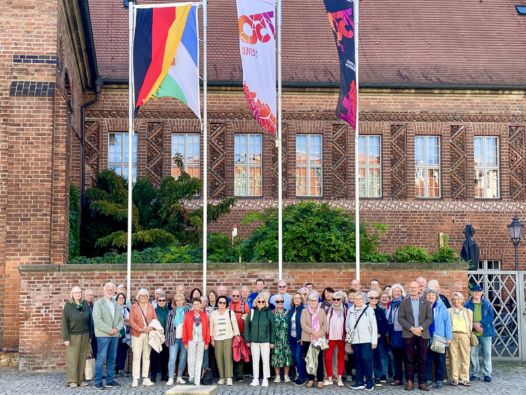 Gruppenbild vor Flaggen und Rathaus. © Stadt Brandenburg an der Havel / V. Vollenschier