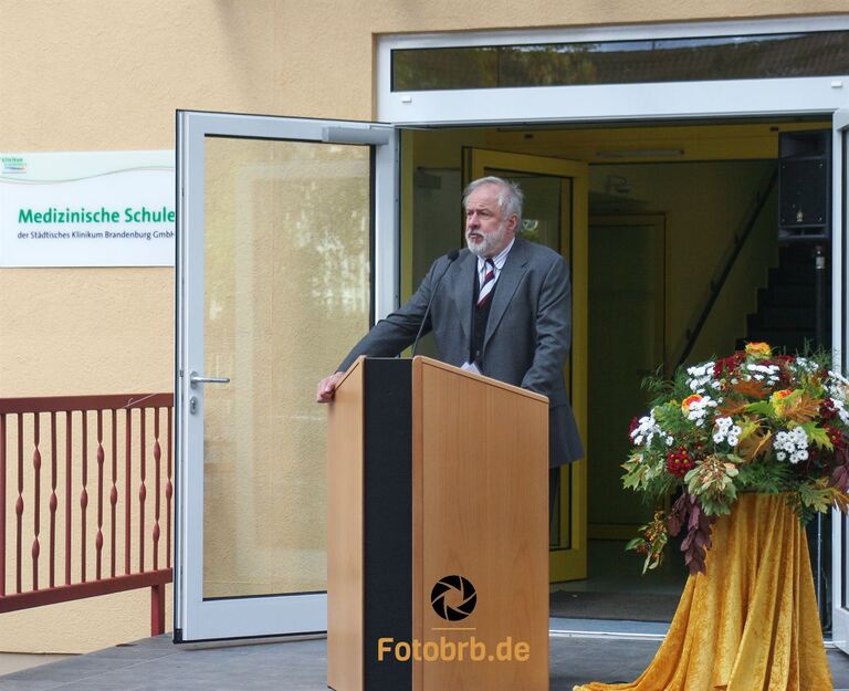 Helmut Schliesing bei der Eröffnung des Standortes der Medizinische Schule 2009 in der Vereinstraße.