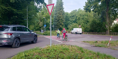 Eine der überarbeitungsbedürftigen Querungsstellen entlang der Ziesarer Landstraße. © Stadt Brandenburg an der Havel / TU Berlin