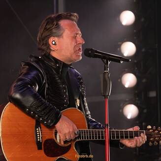 KARAT in Brandenburg: 50 Jahre Musik, Erinnerungen und ein Abend für den Frieden - fotobrb.de Claudius Dreilich an seiner Gitarre