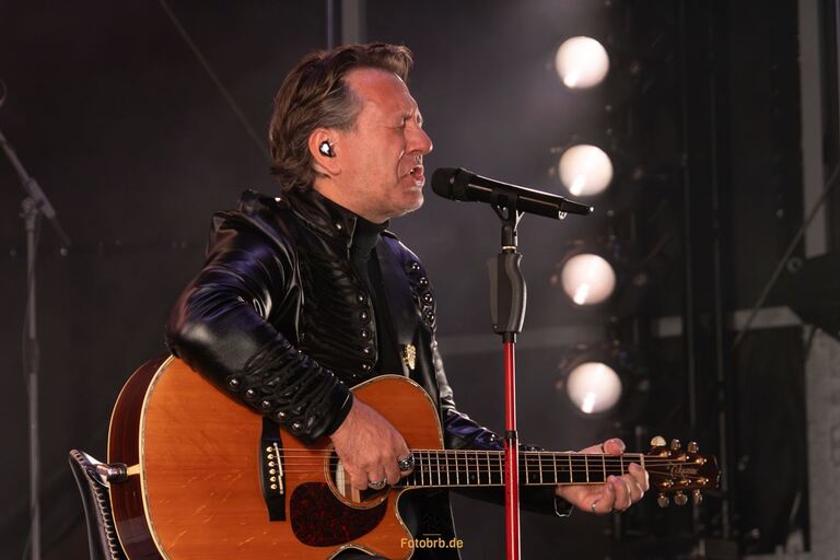 Claudius Dreilich an seiner Gitarre