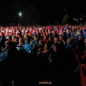 KARAT in Brandenburg: 50 Jahre Musik, Erinnerungen und ein Abend für den Frieden - fotobrb.de Große Menschenmenge bei Nacht