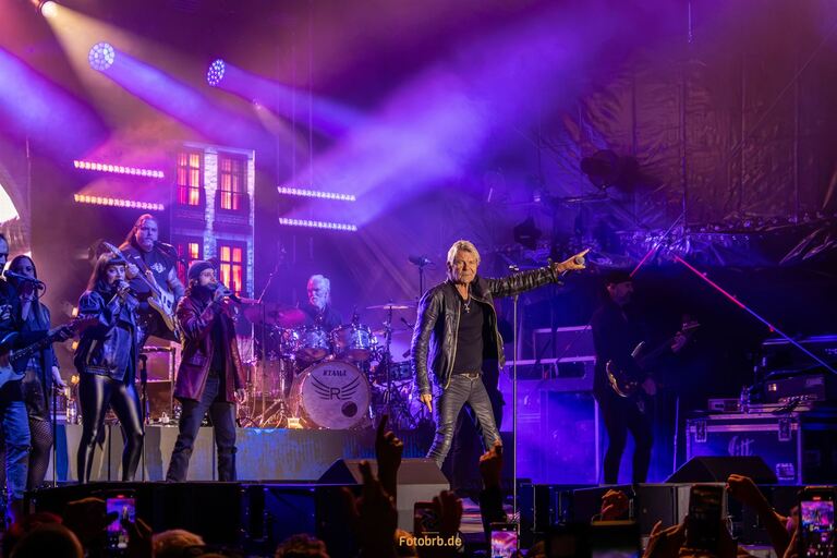 Vom ersten Song bis zu „Verdammt, ich lieb’ dich“ feierte das Publikum Matthias Reim bei seinem Konzert am Heinrich-Heine-Ufer.