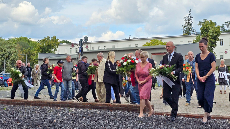Beigeordnete Susanne Fischer, Oberbürgermeister Daniel Keip und Beigeordnete Alexandra Adel gedachten gemeinsam der Opfer. © Stadt Brandenburg an der Havel / Th. Messerschmidt