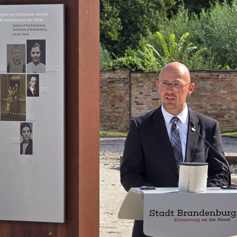 Oberbürgermeister Daniel Keip mahnte in seiner Rede: „Ausgrenzung beginnt selten mit Gewalt. Sie beginnt mit Worten und Vorurteilen. Darum müssen wir aufmerksam bleiben.“ © Stadt Brandenburg an der Havel / Th. Messerschmidt