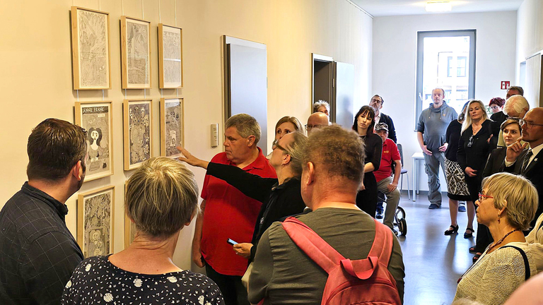 An die Kranzniederlegung schloss sich in den Räumen der Gedenkstätte der Ausstellungseröffnung mit Bildern von Andreas Maus an. Eindrucksvoll und schonungslos verarbeitet der Kölner Künstler die Gewalt des NS-Regimes in kraftvollen Bildern. © Stadt Brandenburg an der Havel / Th. Messerschmidt