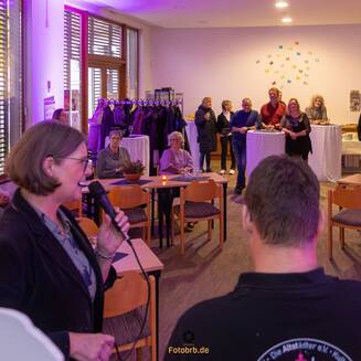 Die Vorsitzenden Katrin Arndt und Reno Schröder begrüßen die Gäste beim Empfang zum 25-jährigen Bestehen des Vereins „Die Altstädter e. V.“.
