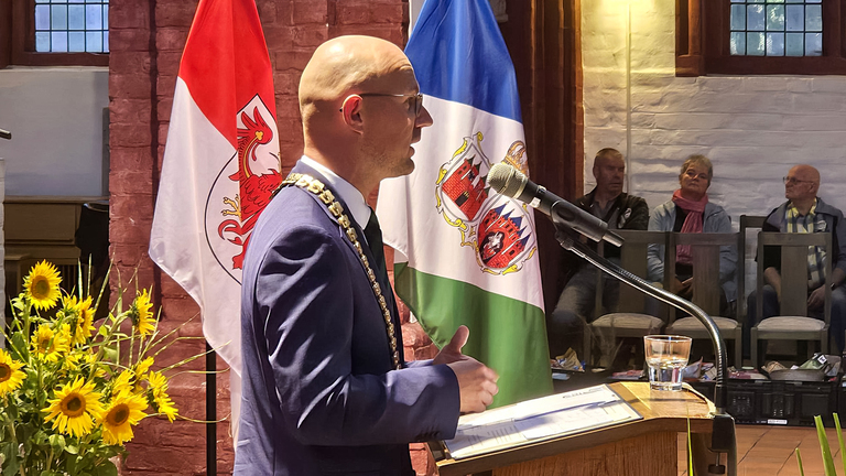 Oberbürgermeister Daniel Keip hielt sein Grußwort aus der Sicht eines 1986 Geborenen. © Stadt Brandenburg an der Havel / Th. Messerschmidt