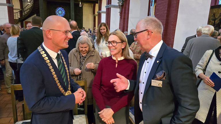 Brandenburgs Oberbürgermeister Daniel Keip zusammen mit Anna Loos und Gastgeber Holger Siggel im Gespräch © Stadt Brandenburg an der Havel / Th. Messerschmidt