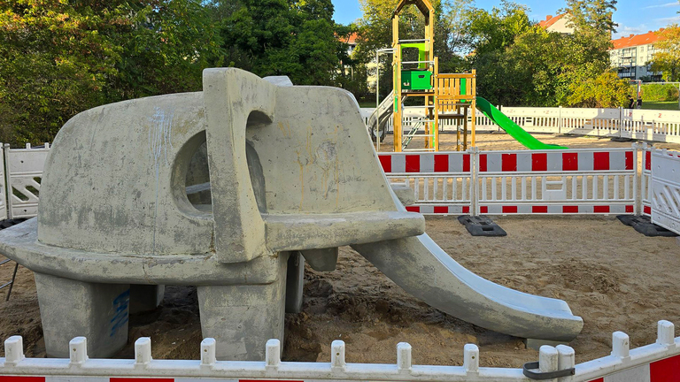 Noch von Bauzäunen begrenzt, kann der „Elefantenspielplatz“ bald wieder bespielt werden. © Stadt Brandenburg an der Havel