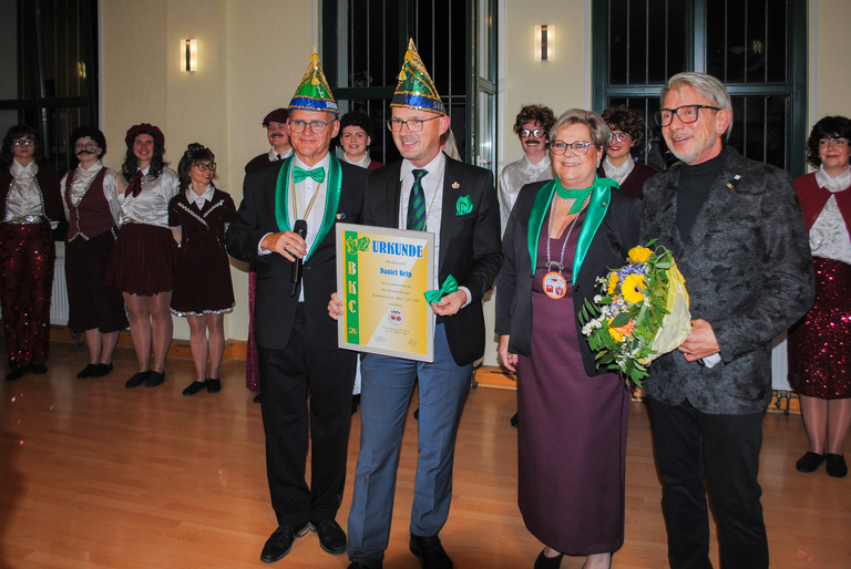 Oberbürgermeister Daniel Keip (Mitte) wurde beim Senatorenabend des Brandenburger Karnevalsclubs 1964 e. V. zum Senator berufen. Die Urkunde überreichten Vertreter des BKC im Beisein weiterer Vereinsmitglieder. Foto: BKC / Anett Rostalski