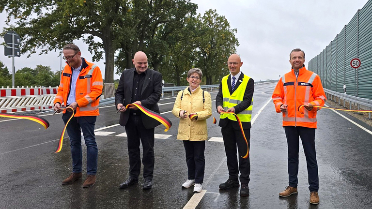 Gaben mittels Banddurchschnitt die Bahnüberführung frei: LS-Regionalleiter Dr. Sven Gottschalkson, Infrastrukturminister Robert Crumbach, Dr. Dietlind Tiemann, Oberbürgermeister Daniel Keip und LS-Vorstandsvorsitzender Mike Koehler. © Stadt Brandenburg an der Havel / Th. Messerschmidt