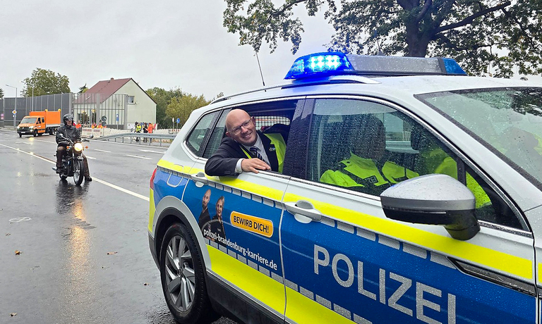 Daniel Keip fuhr im Polizeiwagen die Freigabetour mit. © Stadt Brandenburg an der Havel / Th. Messerschmidt