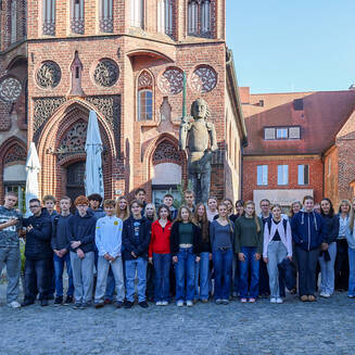 Gemeinsam vor dem Altstädtischen Rathaus, links Vanessa Vollenschier, zuständig für Städtepartnerschaften, ganz rechts Alexandra Adel, Beigeordnete für Jugend und Soziales. © Marvin Rathmann, Mcfilmcreators
