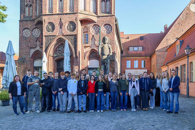 Gemeinsam vor dem Altstädtischen Rathaus, links Vanessa Vollenschier, zuständig für Städtepartnerschaften, ganz rechts Alexandra Adel, Beigeordnete für Jugend und Soziales. © Marvin Rathmann, Mcfilmcreators
