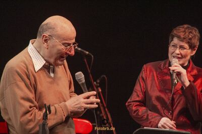 Manfred Krug und die Jazzsängerin Uschi Brüning standen mehrfach gemeinsam auf der Bühne. Ihre musikalische Zusammenarbeit verband Jazz, Chanson und persönliche Interpretationen.