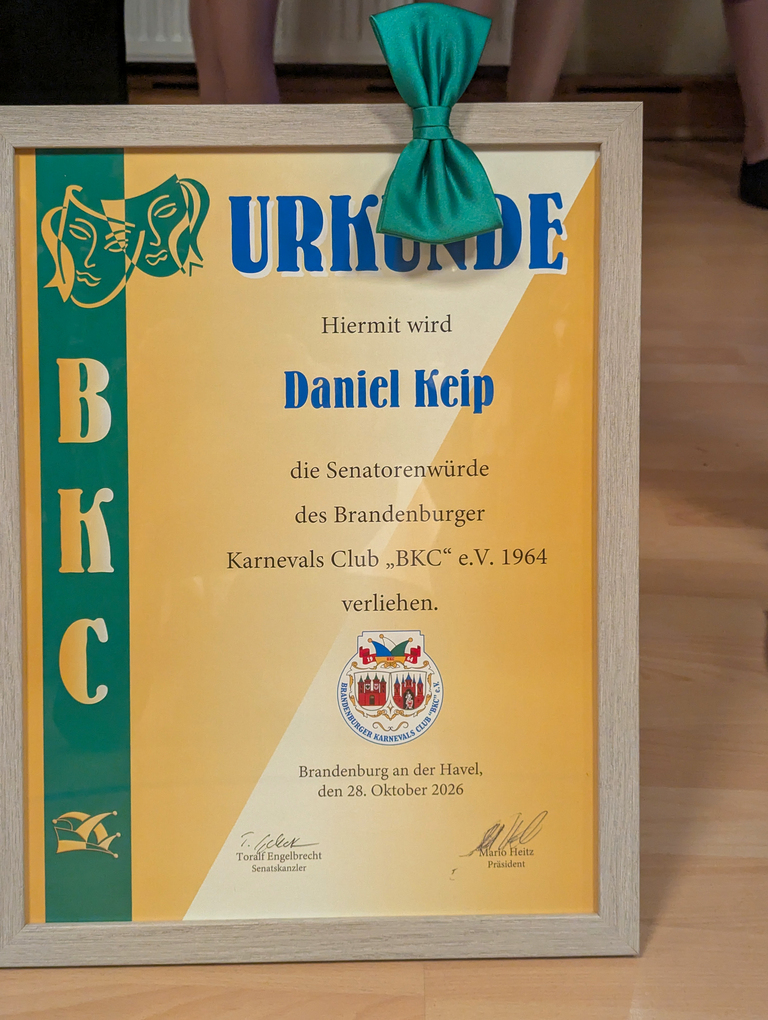 Die Urkunde zur Ernennung von Daniel Keip zum Senator des Brandenburger Karnevalsclubs 1964 e. V. wurde am 28. Oktober 2026 in Brandenburg an der Havel ausgestellt. Foto: BKC / Anett Rostalski