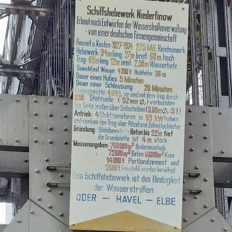 Schiffshebewerk Niederfinow: Technik und Ausflug erleben - fotobrb.de Historische Tafel verrät zu Beginn der Tour die wichtigsten Daten zum alten Hebewerk