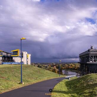 Schiffshebewerk Niederfinow: Technik und Ausflug erleben - fotobrb.de Schiffshebewerk Niederfinow: Blick auf das historische und das neue Schiffshebewerk – zwei Generationen beeindruckender Ingenieurtechnik direkt nebeneinander.