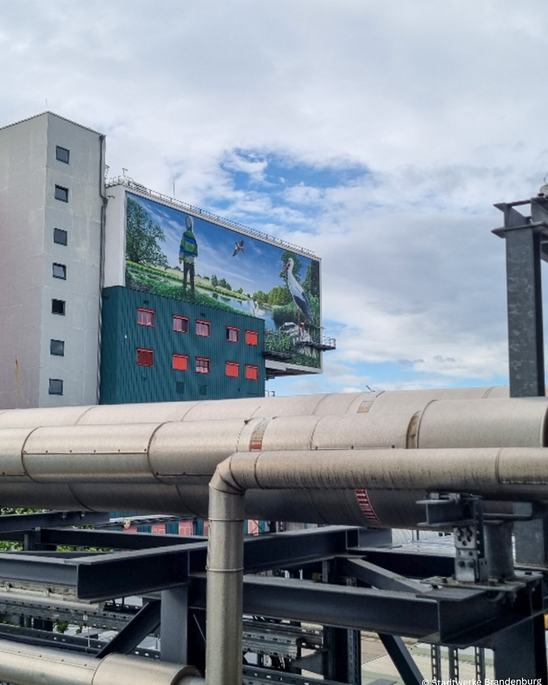 Werbung an einem Industriegebäude