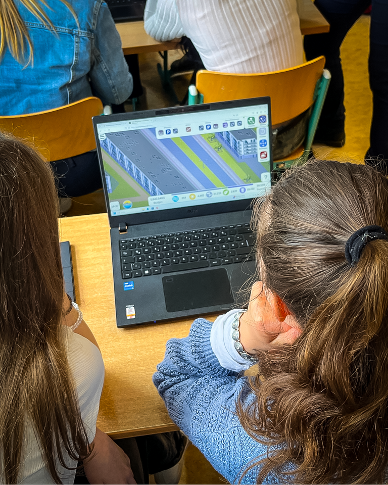Schüler arbeiten an einem Laptop.