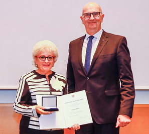 Gabriele Wolter, die Geschäftsführerin des Universitätsklinikums Brandenburg an der Havel GmbH, wurde von Ministerpräsident Dr. Dietmar Woidke mit der Verdienstmedaille des Landes Brandenburg ausgezeichnet. Foto: Staatskanzlei Brandenburg